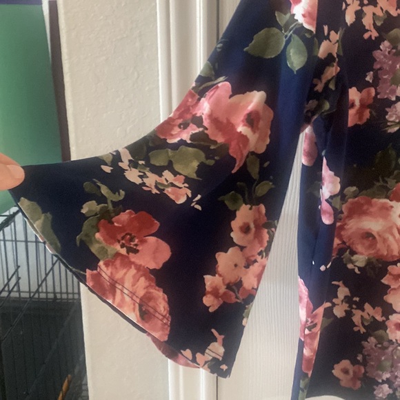 French gray criss cross top front floral blouse.Beautiful//lightweight.No Flaws. - Picture 5 of 8